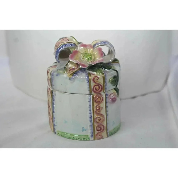 Floral decorative candle 4in tall 4in wide - Picture 1 of 4